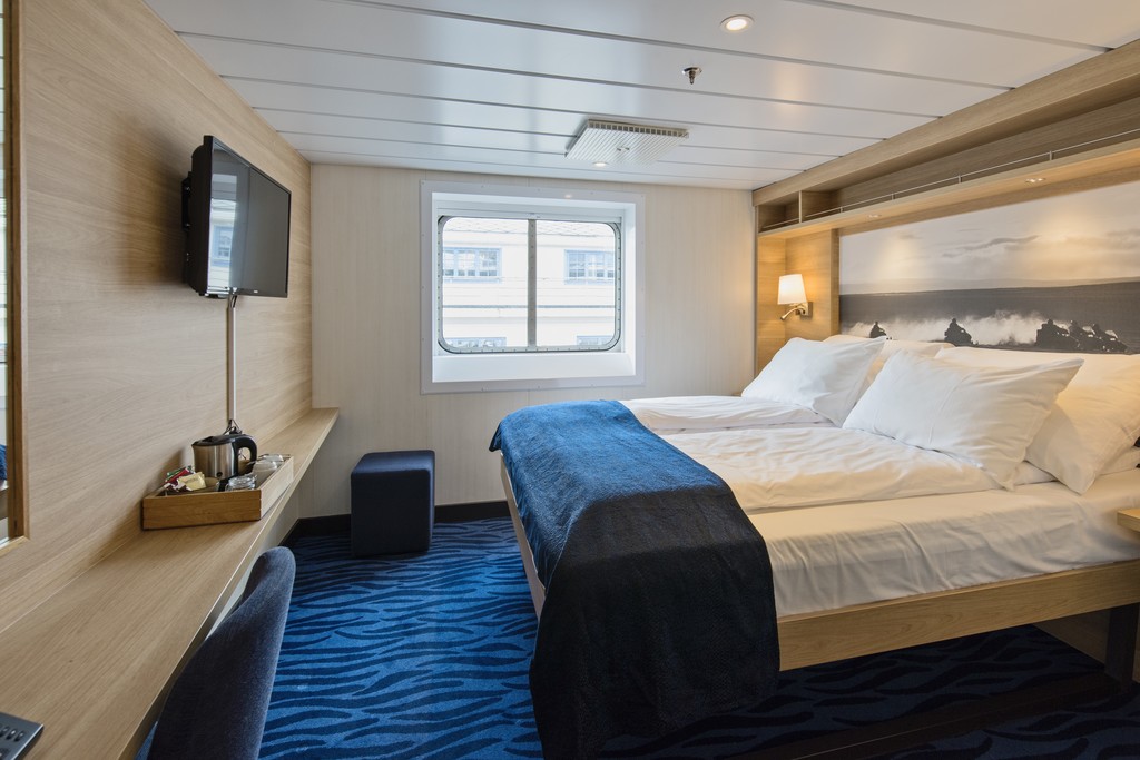 Hurtigruten MS Spitsbergen Artic Superior Houtside cabin for 2 travellers i.jpg